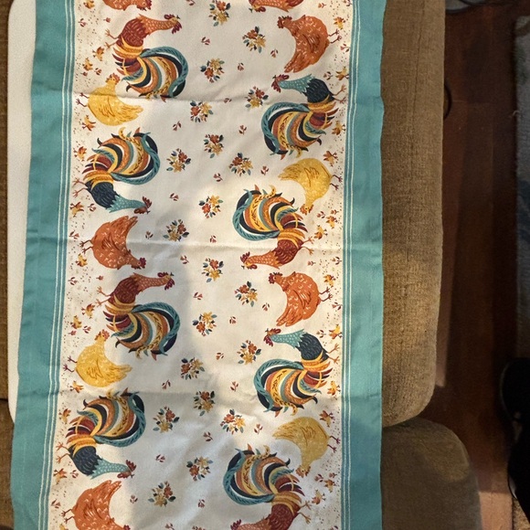 Rooster cotton tea towel 16 1/2” x 27” long.
Rooster & hen salt & pepper - Picture 3 of 3